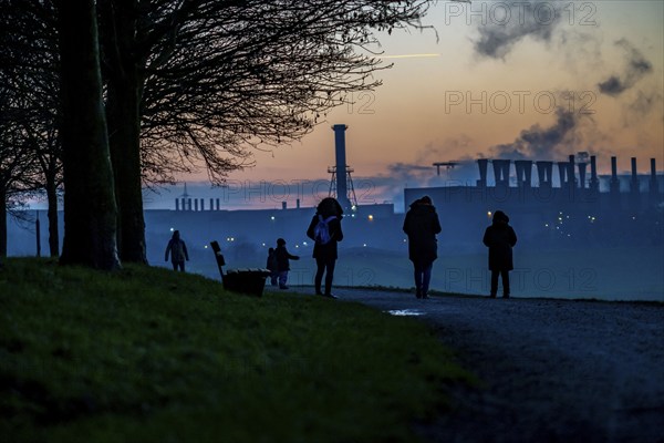 Rhine at Duisburg-Bruckhausen, steelworks Thyssenkrupp Steel, walkers on the Rhine dyke, winter, Duisburg, North Rhine-Westphalia, Germany, Europe