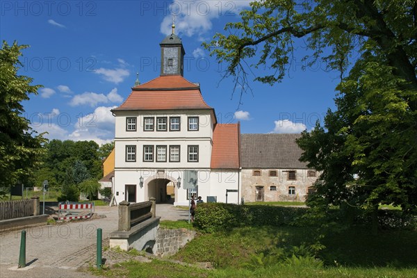 Lindenau Castle is located in the southern Brandenburg town of Lindenau in the district of Oberspreewald-Lausitz. The Renaissance castle is a heritage-protected building. Gatehouse