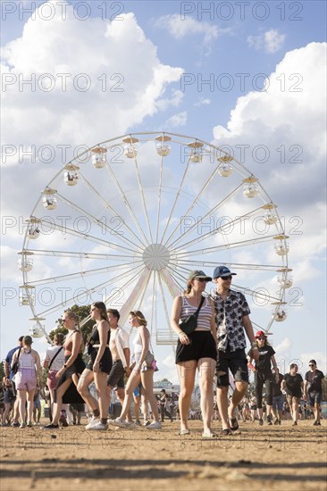 Festival visitors in front of the Ferris wheel at the Highfield Festival on Saturday, Störmthaler See, 17.08.2023