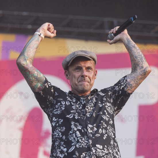 Ingo Knollmann, singer of the Donots at the Highfield Festival on Friday, Störmthaler See, 16.08.2024