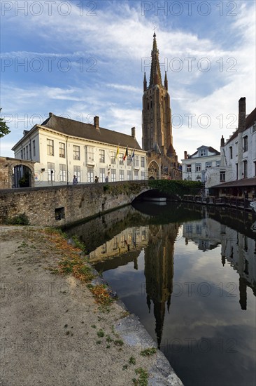 Church of Our Lady, Gothic church, church tower, reflection in the canal, historic centre, UNESCO World Heritage Site, Bruges, Bruges, Belgium, Europe