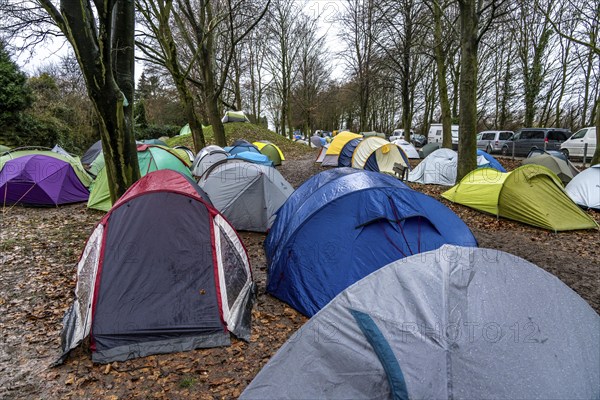 Camp of climate activists, tents, demonstration against the demolition of the lignite village Lützerath, from the village Keyenberg the demonstrators moved to the edge of the Garzweiler opencast mine and on to the rest of the village Lützerah, Erkelenz, North Rhine-Westphalia, Germany, Europe