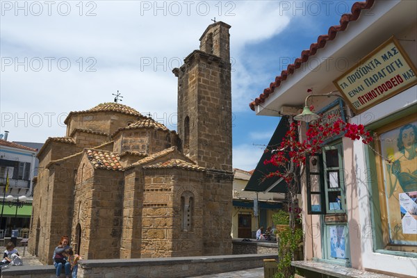 Byzantine church next to a snack shop with people walking around, Church of the Apostles, Agii Apostoli, cross-domed church, Kalamata, Messinia, Peloponnese, Greece, Europe