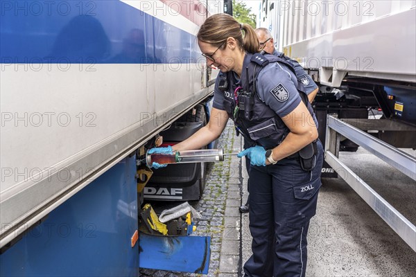 Nationwide checks on motorway traffic in North Rhine-Westphalia, by police and customs, customs check on the fuel tank of a lorry that had filled up with cheaper heating oil instead of diesel, motorway rest area Hösel near Ratingen, A3, North Rhine-Westphalia, Germany, Europe