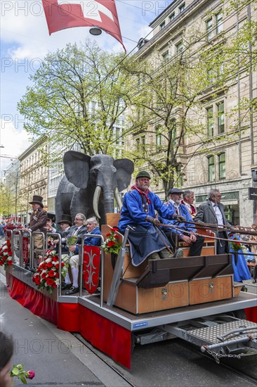 Witikon guild float, parade of historically costumed guild members, Zunft zur Meisen, Sechseläuten or Sächsilüüte, Zurich Spring Festival, Zurich, Switzerland, Europe
