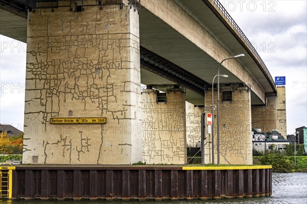 The Berlin Bridge, motorway A59, over the Duisburg port area, 1.8 km long, has a remaining useful life until 2029, due to various damages, such as hairline cracks in the steel girders, the bridge piers have already been temporarily renovated, the bridge, important north-south axis in the Ruhr area, is already closed for heavy goods transport, Rhine-Herne Canal, Duisburg, North Rhine-Westphalia, Germany, Europe