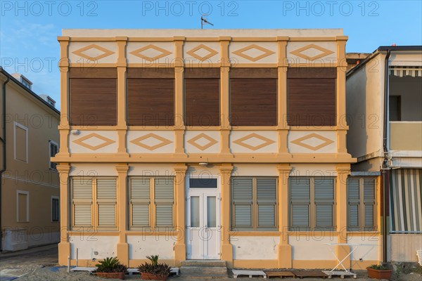 Abandoned beach house, beach, architecture, tourism, building, dilapidated, property, empty, nobody, vacancy, crisis, property crisis, Italy, Europe