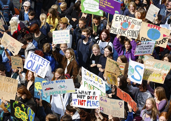 Fridays for Future demonstration and call for a global climate strike. Fridays for Future demands on all continents and in Germany that politicians no longer put corporate interests above human lives, Berlin, 23.09.2022