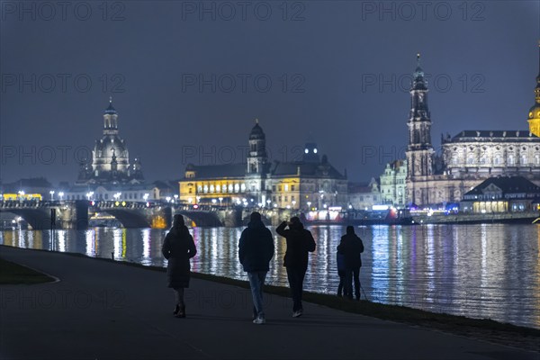 At the first flood of 2024, the peak has been passed and the water levels are slowly falling again. The Elbe meadows on the Neustäter Ufer are still flooded and the historic silhouette of the old town is reflected impressively large Strollers watch the natural spectacle, Dresden, Saxony, Germany, Europe