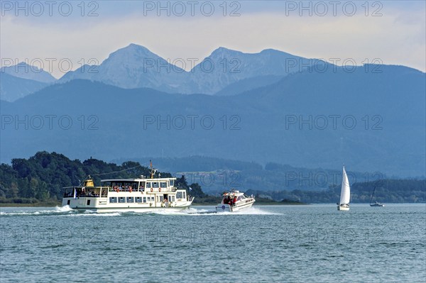 Excursion boat, passenger ship MS Josef, speedboat of the water rescue service overtakes in fast speed and sailing boat in front of Chiemgau Alps, Seebruck, Seeon, Chiemsee, Chiemgau, Upper Bavaria, Bavaria, Germany, Europe