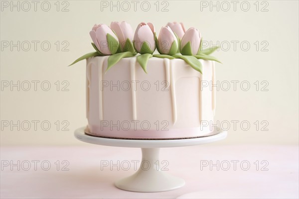 Elegant cake with tulip decoration on cake stand. KI generiert, generiert AI generated