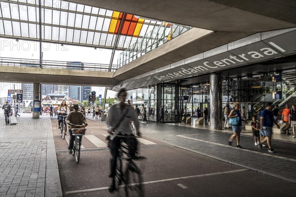 Cycle path, cycle motorway, on De Ruijterkade, at Amsterdam Centraal station, Amsterdam, Netherlands