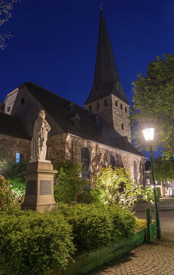 The old town of Hattingen, church square, Hattingia war memorial, St. George's Church, half-timbered houses, North Rhine-Westphalia, Germany, Europe