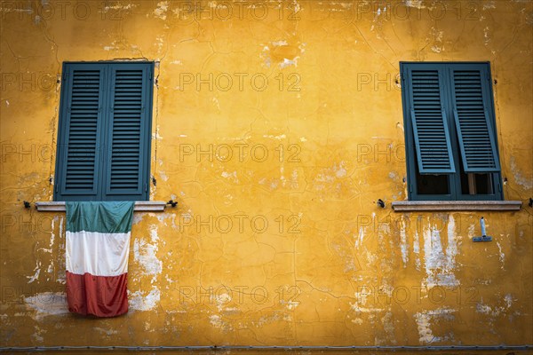Italian flag, house, dilapidated, house wall, flag, Italy, Europe