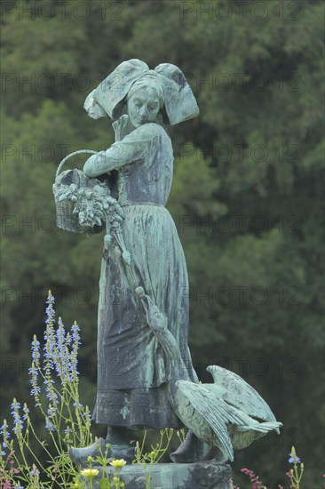 Sculpture Gänseliesel by Albert Schultz 1900, female figure with basket, goose figure and flower bed, eating, feeding, Parc de l'orangery, orangery Park, Strasbourg, Bas-Rhin, Alsace, France, Europe