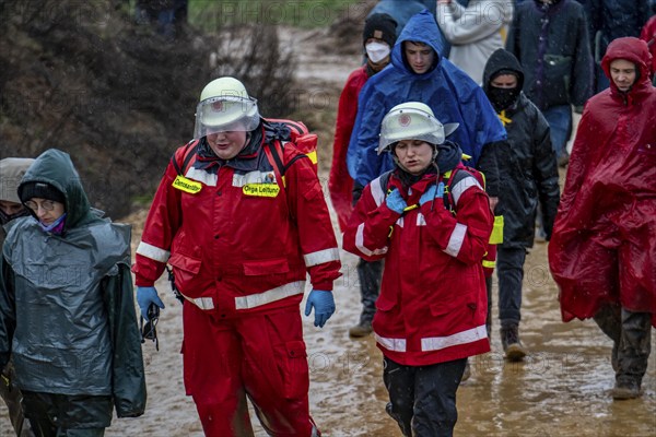 Many thousands of demonstrators march after a demonstration against the demolition of the lignite village of Lützerath, to the edge of the Garzweiler open-cast mine and on to the rest of the village, Lützerah, Erkelenz, North Rhine-Westphalia, Germany, Europe