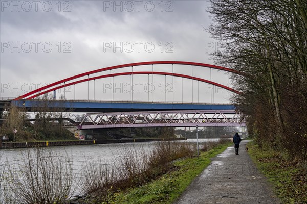 Dilapidated A42 motorway bridge (red arches) over the Rhine-Herne Canal, with massive structural damage, totally closed for the next few months, between the Bottrop-Süd and Essen-Nord junctions, probably for HGVs until a new bridge is built, North Rhine-Westphalia, Germany, Europe