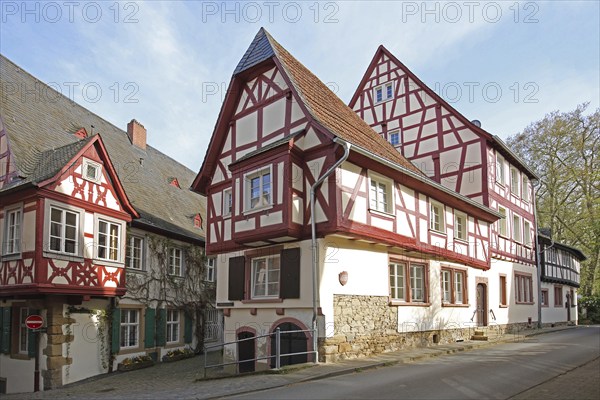 Half-timbered house Ritterherberge built in 1580 and Hunolsteiner Hof, left, Meisenheim, Rhineland-Palatinate, Germany, Europe