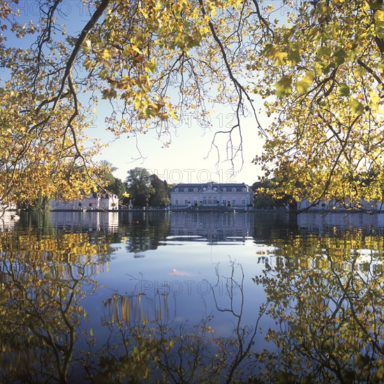 Rokoko-Schloss Benrath im Herbst, Düsseldorf, Deutschland