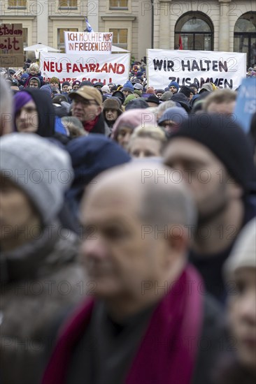 Federal Chancellor Olaf Scholz, SPD, attends the rally on the Alter Markt in Potsdam, Potsdam defends itself, a rally of the Alliance, Potsdam shows its colours. The occasion is the reporting on a meeting in Potsdam at which AfD politicians and