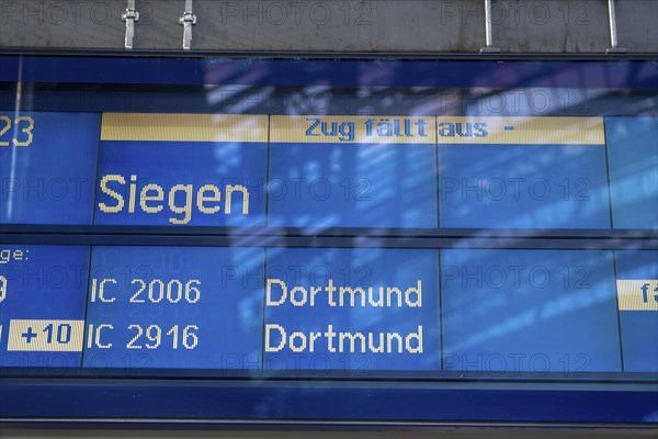 Effects of the coronavirus crisis, empty tracks at the main railway station, Cologne, Germany, Europe