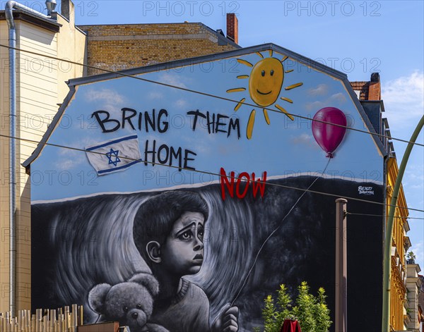 Artistically painted house facade with political background, Oranienburger Straße, Berlin, Germany, Europe