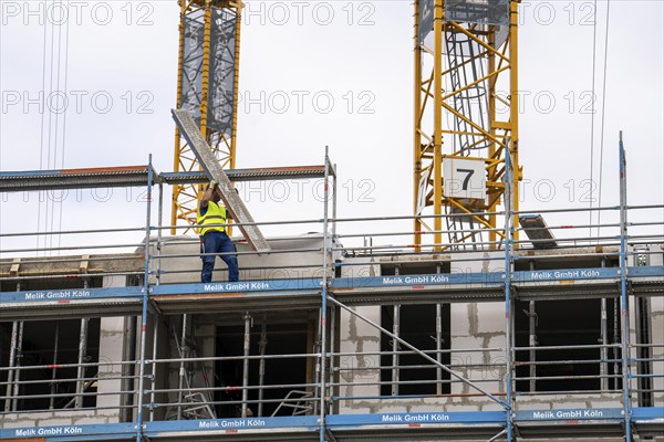 Large construction site, in Düsseldorf, construction of condominiums, shell construction, scaffolding, North Rhine-Westphalia, Germany, Europe