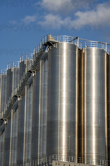 Stainless steel tanks of a large silo facility in Duisburg inland harbour, Duisburg-Neuenkamp, for the storage of dry bulk materials such as plastic granulate, storage, distribution for further processing, Schmidt-Heilbronn company, North Rhine-Westphalia, Germany, Europe