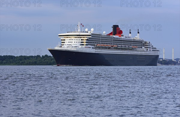 Europe, Germany, Hamburg, Elbe, Passenger ship Queen Mary 2 leaves Hamburg, Evening light, Hamburg, Hamburg, Federal Republic of Germany, Europe