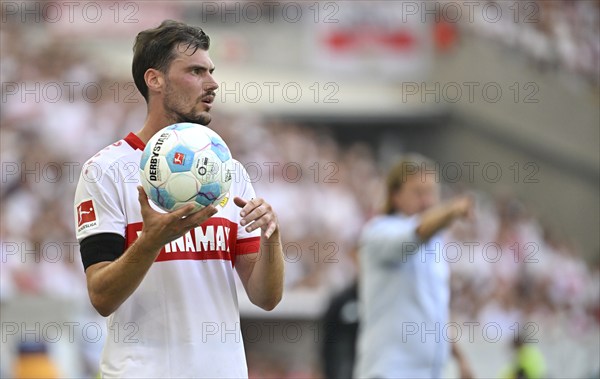 Pascal Stenzel VfB Stuttgart (15) Throw-in, Action, MHPArena, MHP Arena Stuttgart, Baden-Württemberg, Germany, Europe
