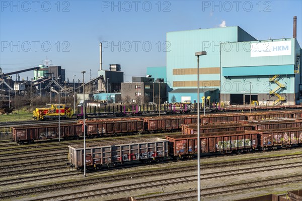 Coking plant of HKM, Hüttenwerke Krupp-Mannesmann in Duisburg-Hüttenheim, diesel locomotive with wagons, Duisburg, North Rhine-Westphalia, Germany, Europe
