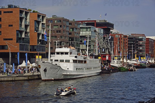 Germany, Hamburg, HafenCity, Sandtorhafen, traditional harbour, Kaiserkai, architecture, residential and office buildings, Hamburg, Hamburg, Federal Republic of Germany, Europe