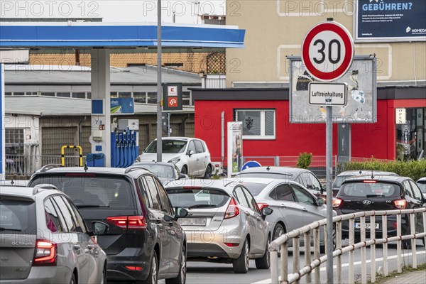 30 km/h zone on Herner Straße in Bochum Riemke to keep the air clean, ban on lorries driving through