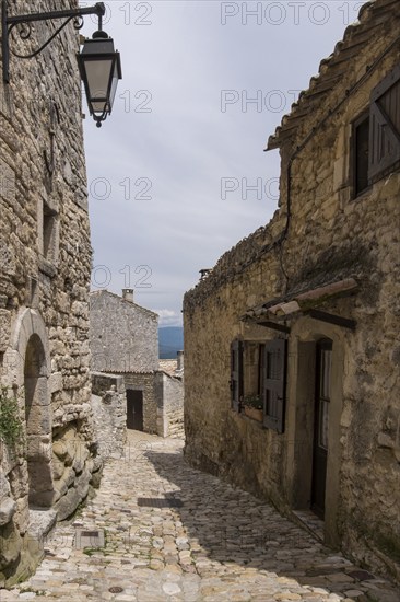 Medieval alley in the village of Lacoste, Vaucluse, Provence Alpes Côte d'Azur, Provence, France, Europe