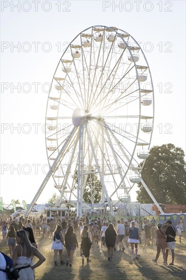 Festival visitors in front of the Ferris wheel at the Highfield Festival on Friday, Störmthaler See, 16/08/2024