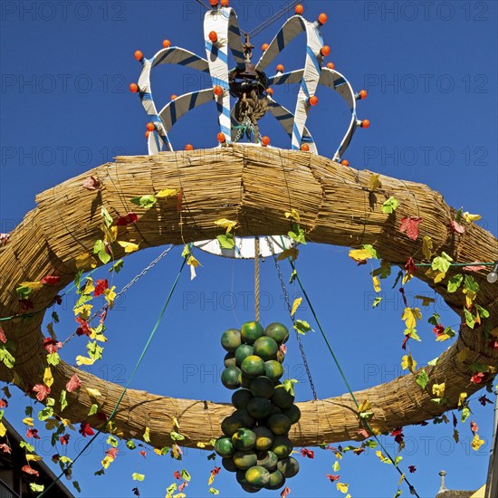 Sculpture modelled on a harvest crown, market square, Bacharach, UNESCO World Heritage Upper Middle Rhine Valley, Rhineland-Palatinate, Germany, Europe