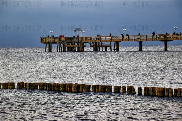Baltic Sea beach, Baltic Sea coast with the Wustrow pier, evening mood, Baltic seaside resort Wustrow, Fischland-Darß-Zingst peninsula, Mecklenburg-Western Pomerania, Germany, Europe