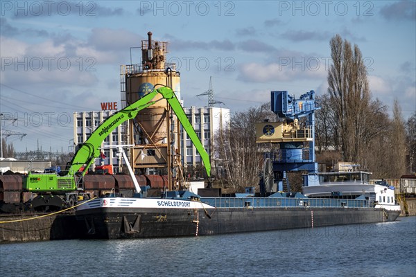 WHE Westthafen Wanne, coal for power stations is transferred from a Belgian cargo ship, coming from Antwerp, onto goods wagons, on the Rhine-Herne Canal, Herne, North Rhine-Westphalia, Germany, Europe