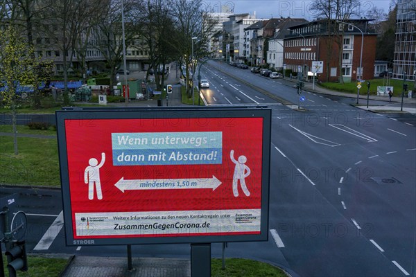 Appeal by the Federal Ministry of Health to keep your distance, advertising campaign, LED roadside screen, digital advertising monitors, effects of the corona crisis in Germany, Essen, on Alfredstraße, B224