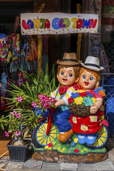 Welcome to Ko Lanta, figures, figurine, sculpture, advertising, greeting, message, colourful, shrill, funny, striking, couple, decoration, joyful, fun, laughing, culture, design, comic, cartoon, comic figure, funny, Thailand, Asia
