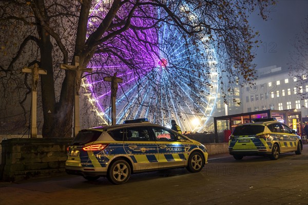 Police patrol in the pre-Christmas period, Christmas market in the city centre of Essen, police car at the Ferris wheel on Kettwiger Straße, North Rhine-Westphalia, Germany, Europe