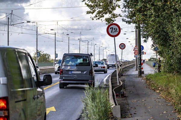 The Josef-Kardinal-Frings-Bridge, federal road B1, between Düsseldorf and Neuss, due to massive bridge damage, only one of 2 directional lanes is still passable, with a speed limit of 30 km/h and only for vehicles under 7.5 tonnes, the bridge is currently being renovated, North Rhine-Westphalia, Germany, Europe