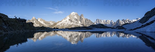 Mountain landscape in the evening light, water reflection in Lac Blanc, mountain hut Refuge du Lac Blanc, mountain peak, Aiguille Verte, Grandes Jorasses, Aiguille du Moine, Mont Blanc, Mont Blanc massif, Chamonix-Mont-Blanc, Haute-Savoie, France, Europe