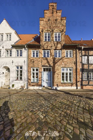Historic brick building, façade with gable, windows, door and wall anchor, cobblestones, street An der Obertrave, Old Town, Hanseatic City of Lübeck, independent city, Schleswig-Holstein, Germany, Europe