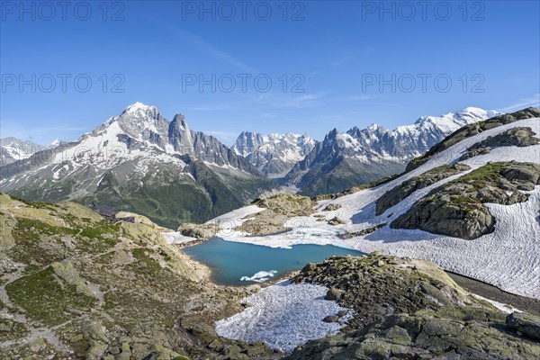 Mountain landscape with mountain lake Lac Blanc, mountain peaks, Aiguille Verte, Grandes Jorasses, Aiguille du Moine, Mont Blanc, Mont Blanc massif, Aiguilles Rouges, Chamonix-Mont-Blanc, Haute-Savoie, France, Europe