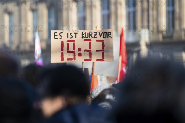 Pictures taken during the demonstration "Haltung zeigen! gegen Nazistische Deportationspläne der AfD" on the Schlossplatz in Stuttgart, 20.01.2024. A sign with the inscription "Es ist kurz vor 19:33