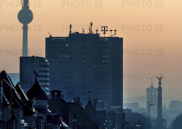 Berlin's landmarks are shrouded in fog in the early morning, 24.10.2024, Berlin, Berlin, Germany, Europe