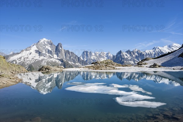 Mountain landscape with mountain lake and ice floe, water reflection in Lac Blanc, mountain peak, Aiguille Verte, Grandes Jorasses, Aiguille du Moine, Mont Blanc, Mont Blanc massif, Chamonix-Mont-Blanc, Haute-Savoie, France, Europe