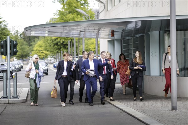 Es erscheinen zum Pressestatement zum Beschluss der Nationalen Wasserstoffstrategie: Robert Habeck, Bundesminister fuer Wirtschaft und Klimaschutz und Vizekanzler, Bettina Stark-Watzinger, Bundesministerin fuer Forschung und Bildung, Volker Wissing, Bund