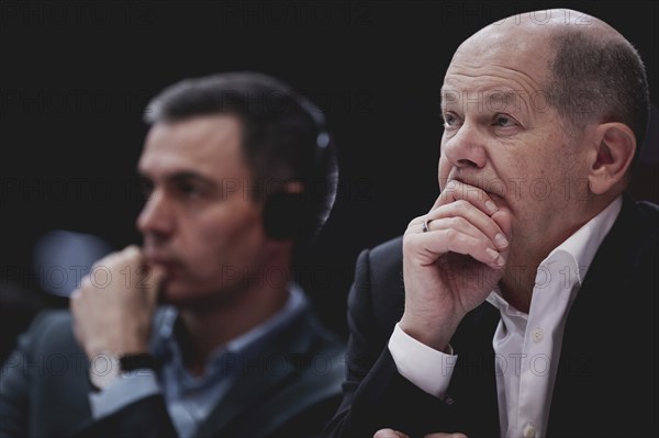 (L-R) Pedro Sanchez, Ministerpraesident von Spanien und PSOE-Vorsitzender, und Olaf Scholz (SPD), Bundeskanzler, aufgenommen im Rahmen des Bundesparteitags der Sozialdemokratischen Partei Deutschland (SPD) in Berlin, 09.12.2023. Von Freitag bis Sonntag b